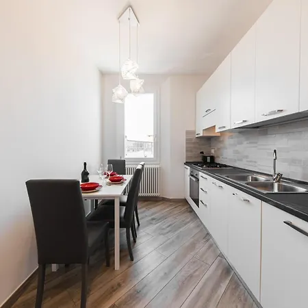 Apartment Carracci House - Free Parking - Station - Center E Fiera Bologna