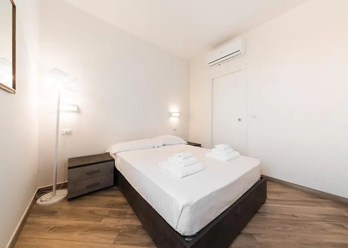 Carracci House - Free Parking - Station - Center E Fiera شقة